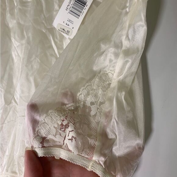 Vanity Fair NEW Size 8 Cream Lace‎ Vintage Deadstock Panties - Picture 2 of 4